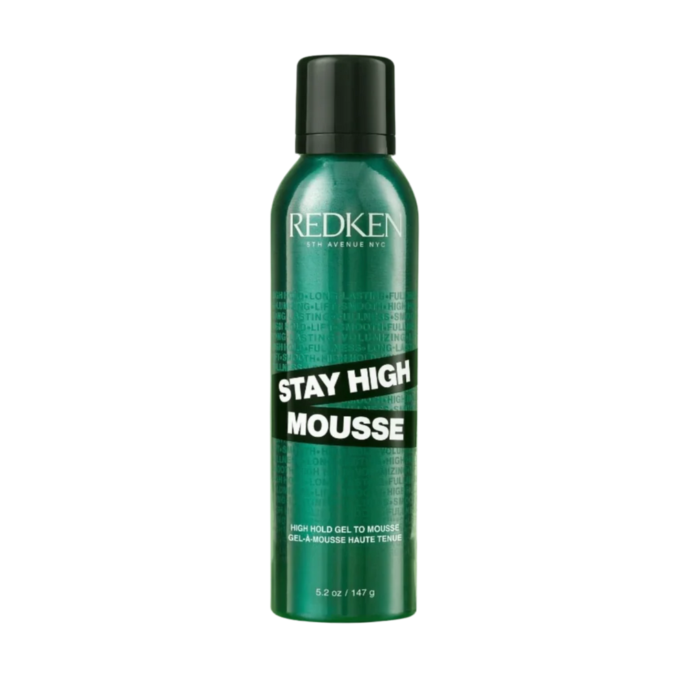 Flacon de Stay High Mousse Redken gel‑to‑mousse sur fond neutre.