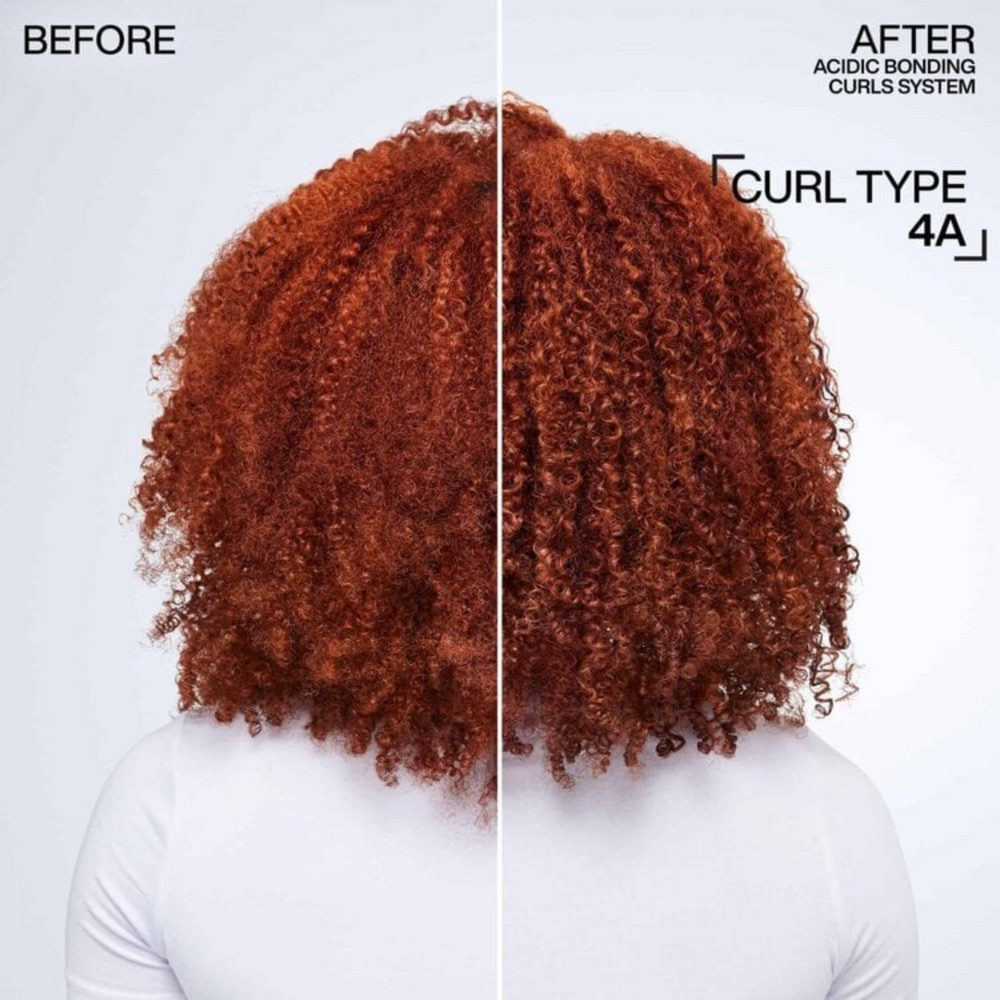 Flacon du traitement sans rinçage Acidic Bonding Curls Redken posé sur fond clair.
