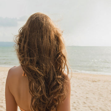 Cheveux en voyage : les erreurs à éviter et les essentiels pour protéger votre fibre capillaire