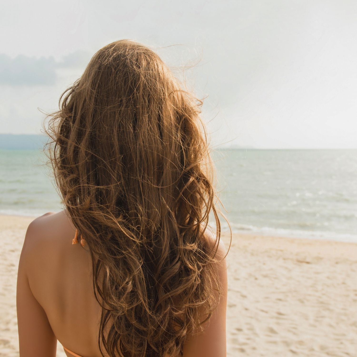Cheveux en voyage : les erreurs à éviter et les essentiels pour protéger votre fibre capillaire