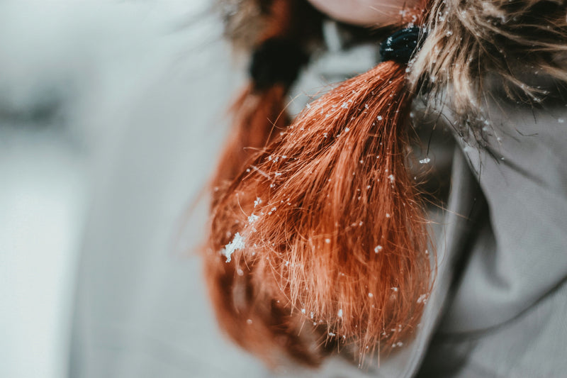 Routine capillaire d’hiver : comment protéger et hydrater tes cheveux pendant le froid