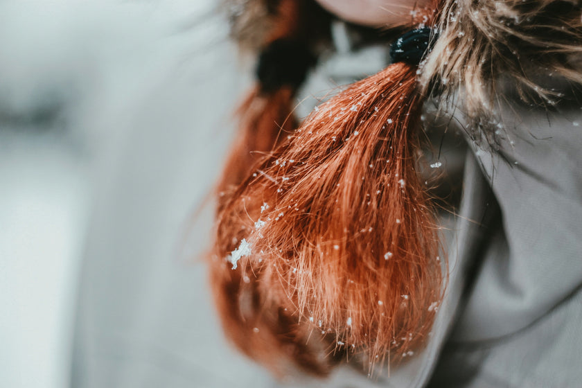 Routine capillaire d’hiver : comment protéger et hydrater tes cheveux pendant le froid