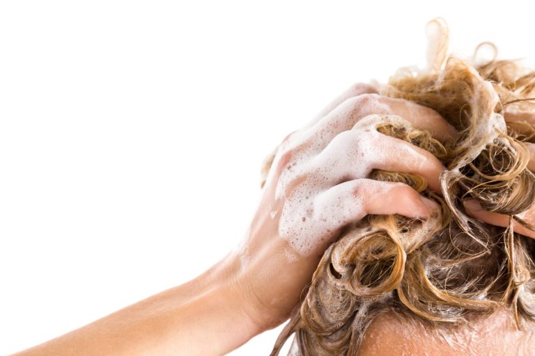 Se laver les cheveux tous les jours : bonne ou mauvaise idée ?