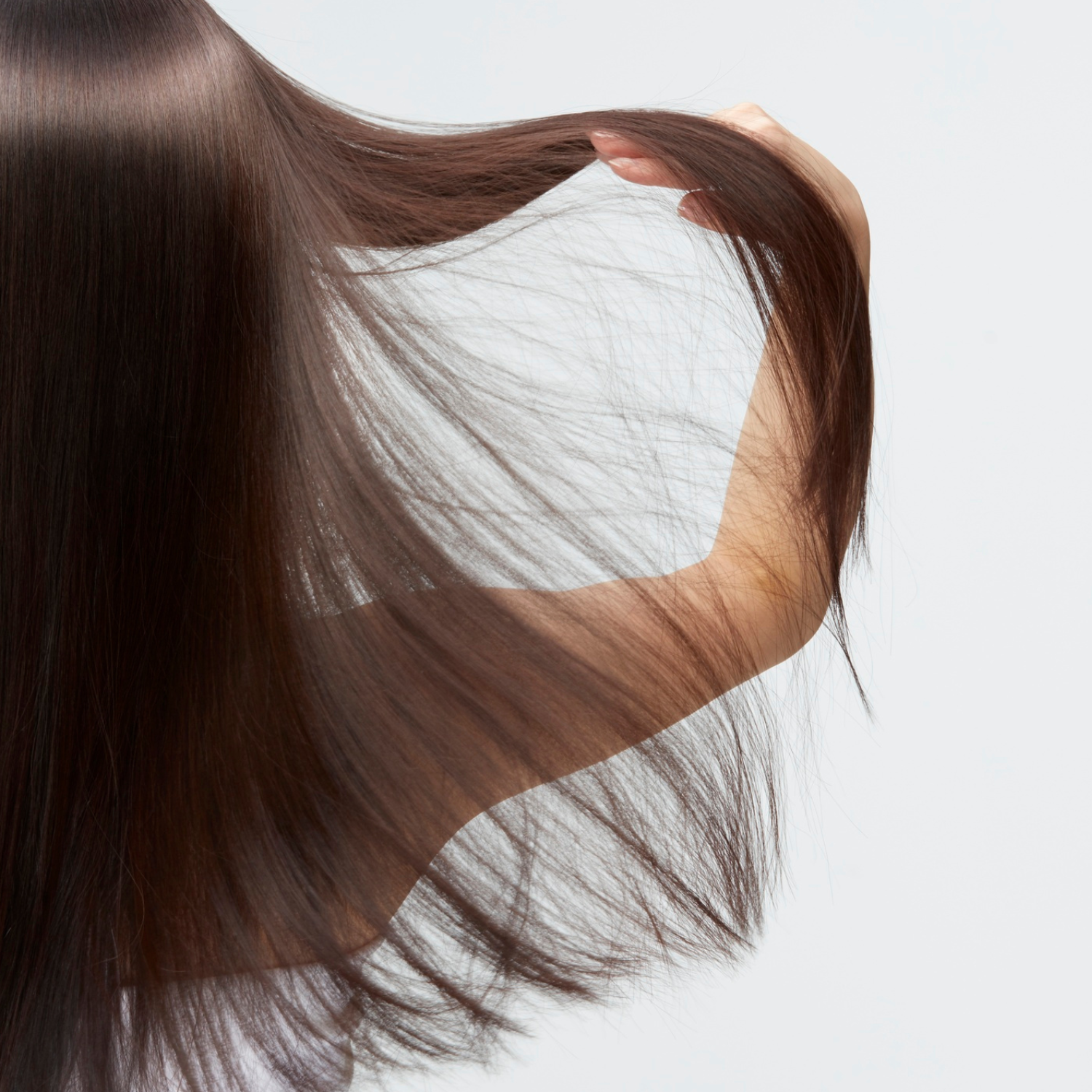 “Cheveux fins” : bouteille de shampooing volume avec cheveux fins et légers