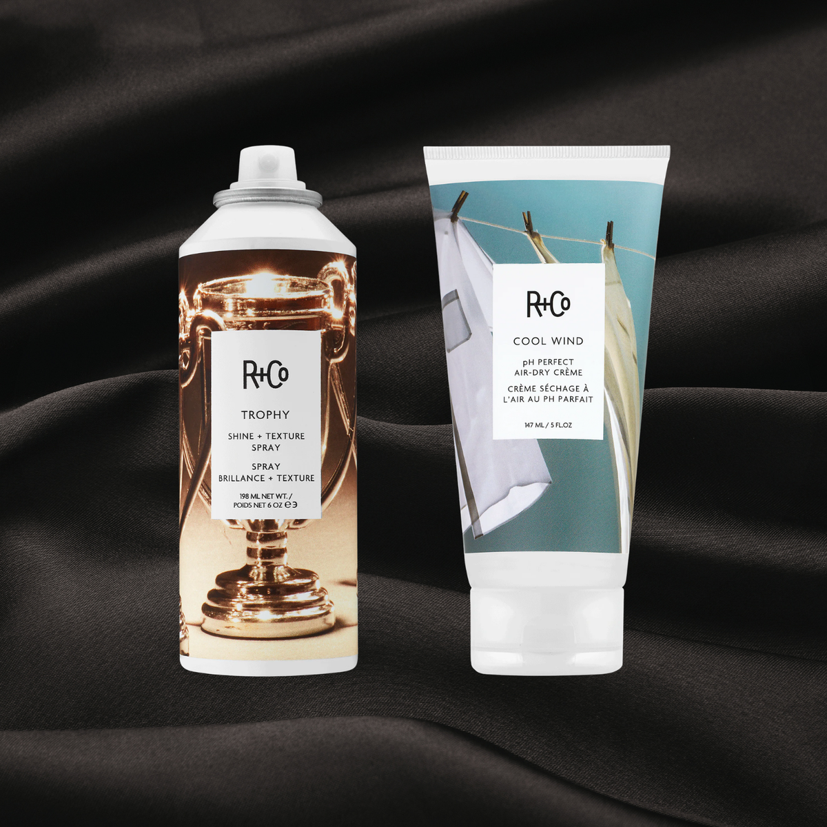 Spray Texturisant Trophy et Crème séchage à l'air Cool Wind de R+CO sur fond noir texture satin