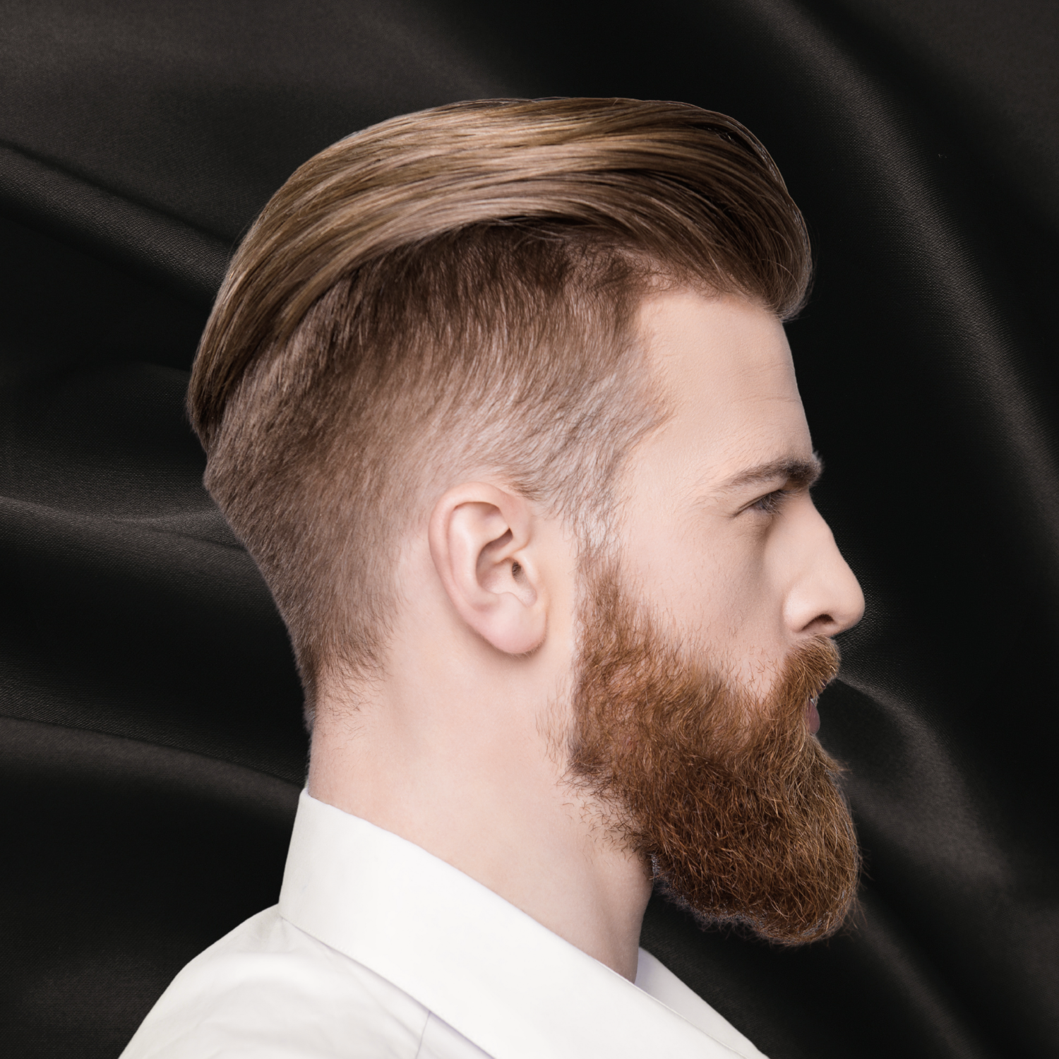 homme de profil avec cheveux bien peignés coiffure soignée effet salon professionnel