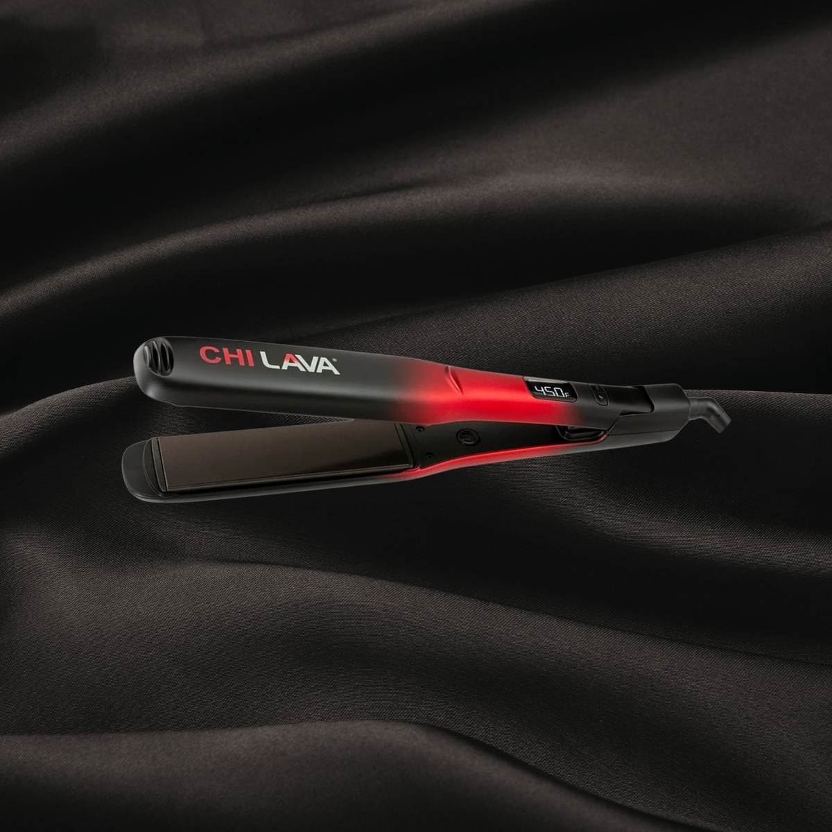 Fer Plat Professionnel Lava de la gamme CHI sur fond noir texture satin