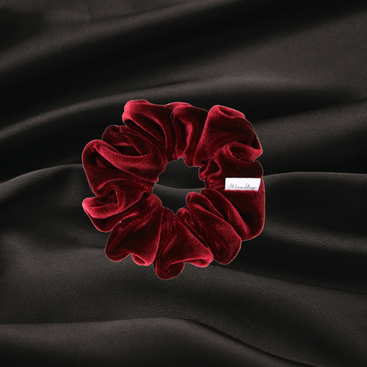 Scrunchie rouge de la gamme Elleashop disponible chez cachet urbain sur fond noir texture satin