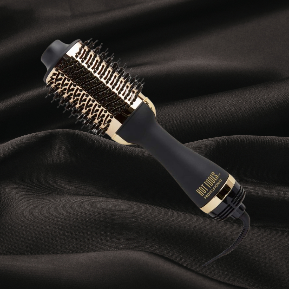 Brosse Séchoir Petite de la gamme Hot Tools disponible chez Cachet Urbain sur fond noir texture satin