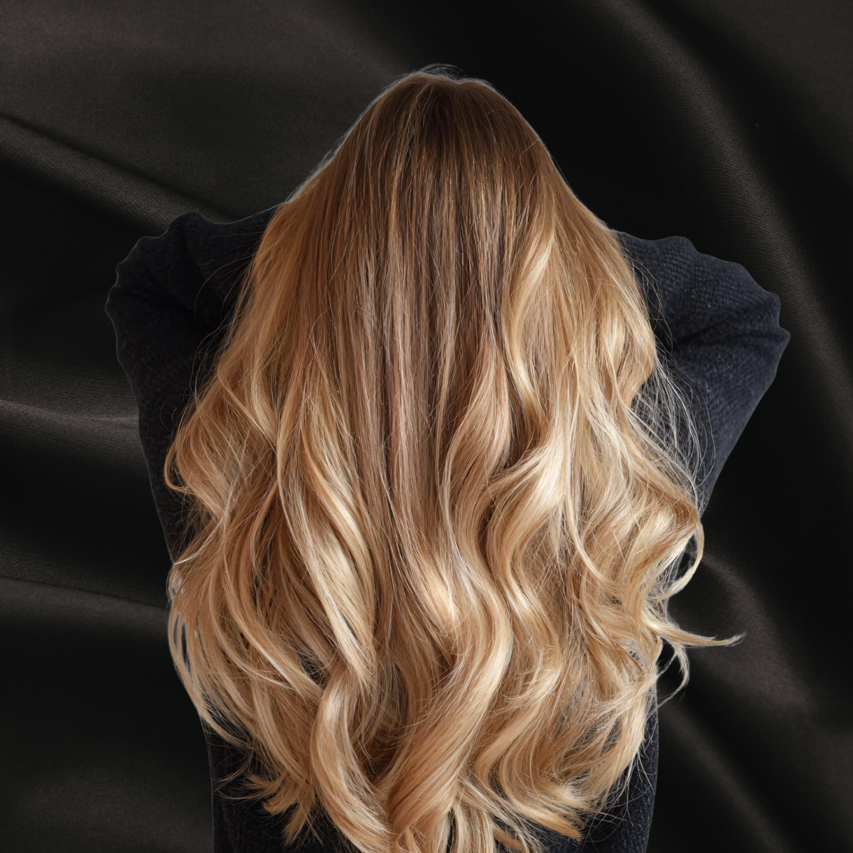 Cheveux volumisé et texturisé sur fond noir texture satin