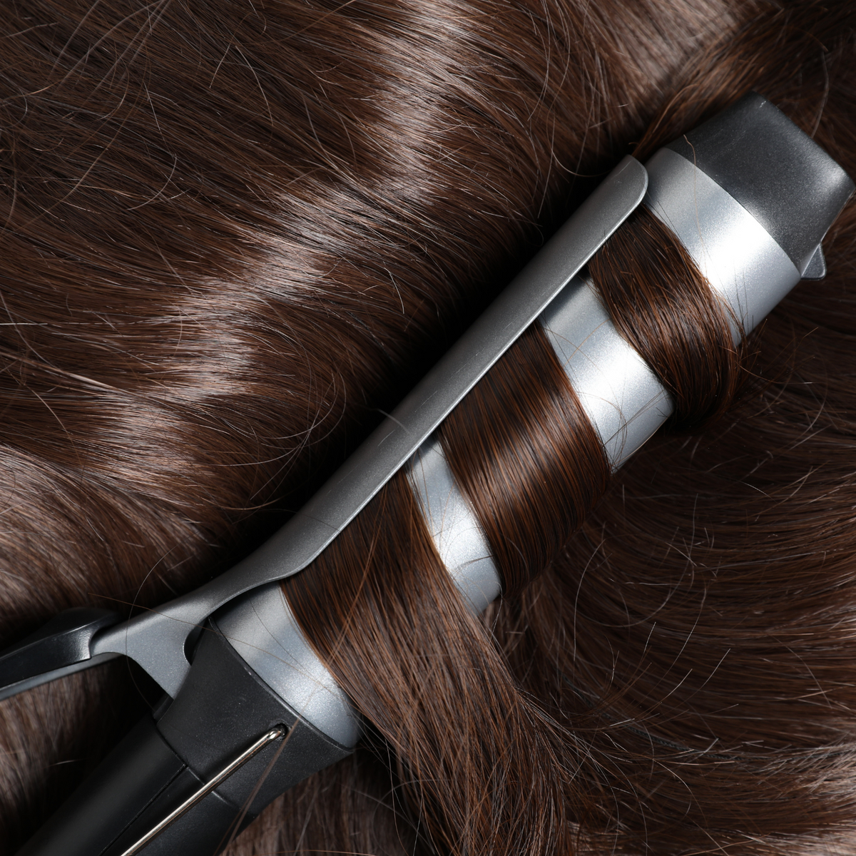 Ensemble d’outils coiffants : fer plat, fer à friser, brosse chauffante, sèche‑cheveux
