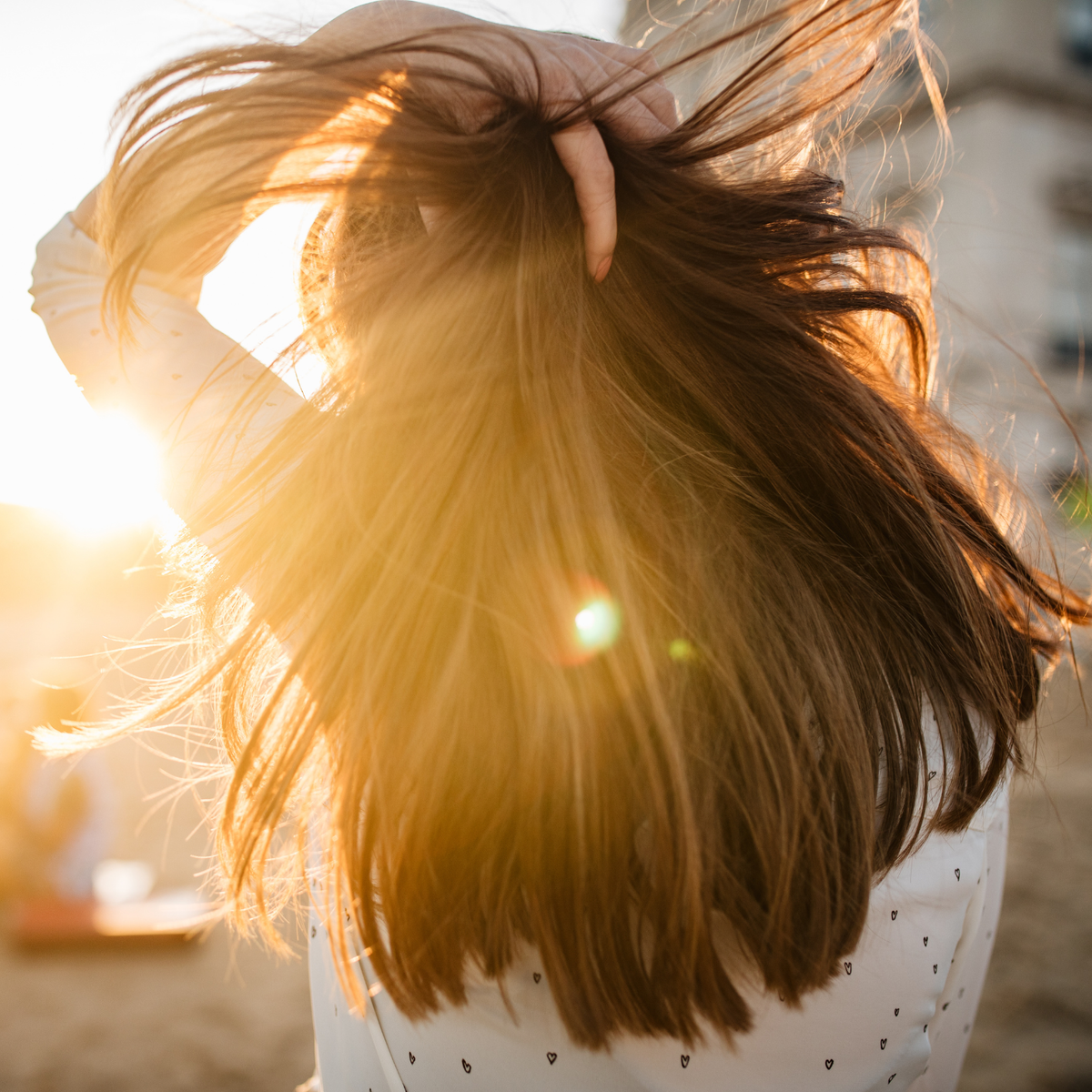 Produits capillaires de protection UV alignés élégamment sur fond lumineux