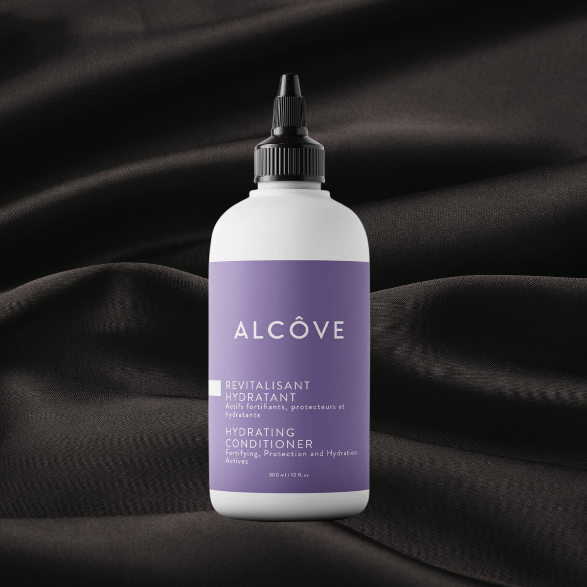 Revitalisant hydratant de la gamme alcove disponible chez cachet urbain sur fond noir texture satin