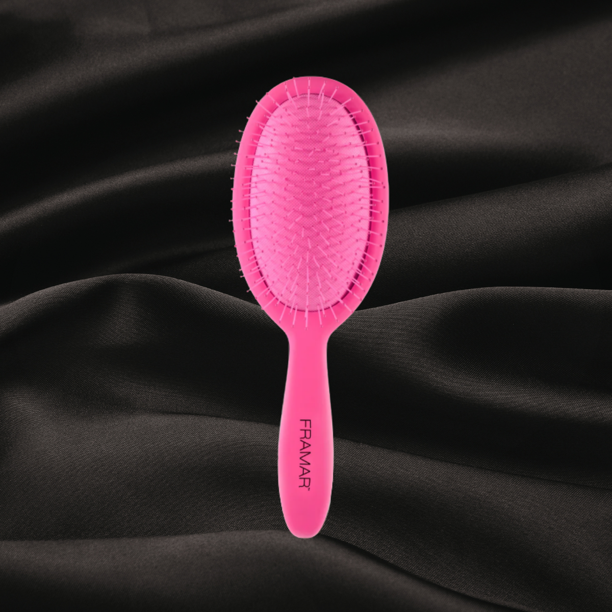 Brosse rose de la gamme framar sur fond noir texture satin