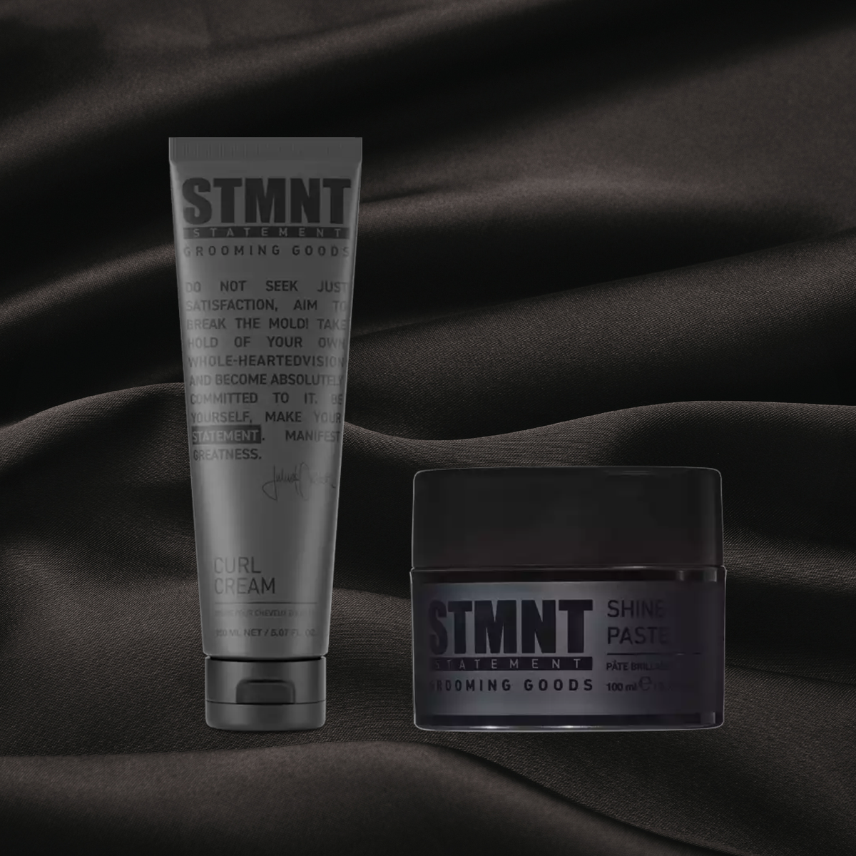 Curl Cream et Shine Paste de STMNT chez Cachet Urbain sur fond noir texture satin