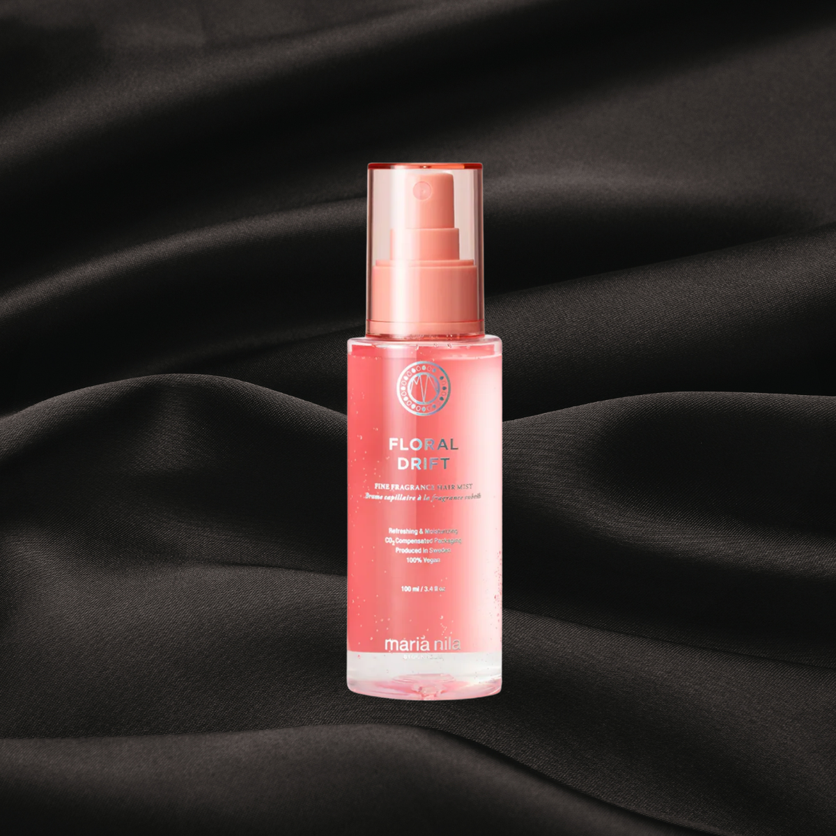Brume parfumer floral de maria nila chez cachet urbain sur fond noir satiné