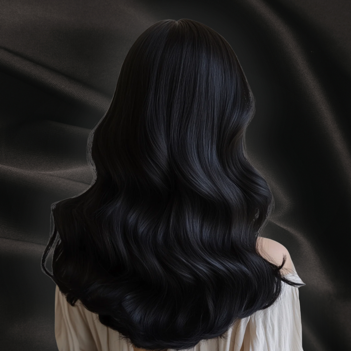 Cheveux noirs hydratés sur fond noir texture satin