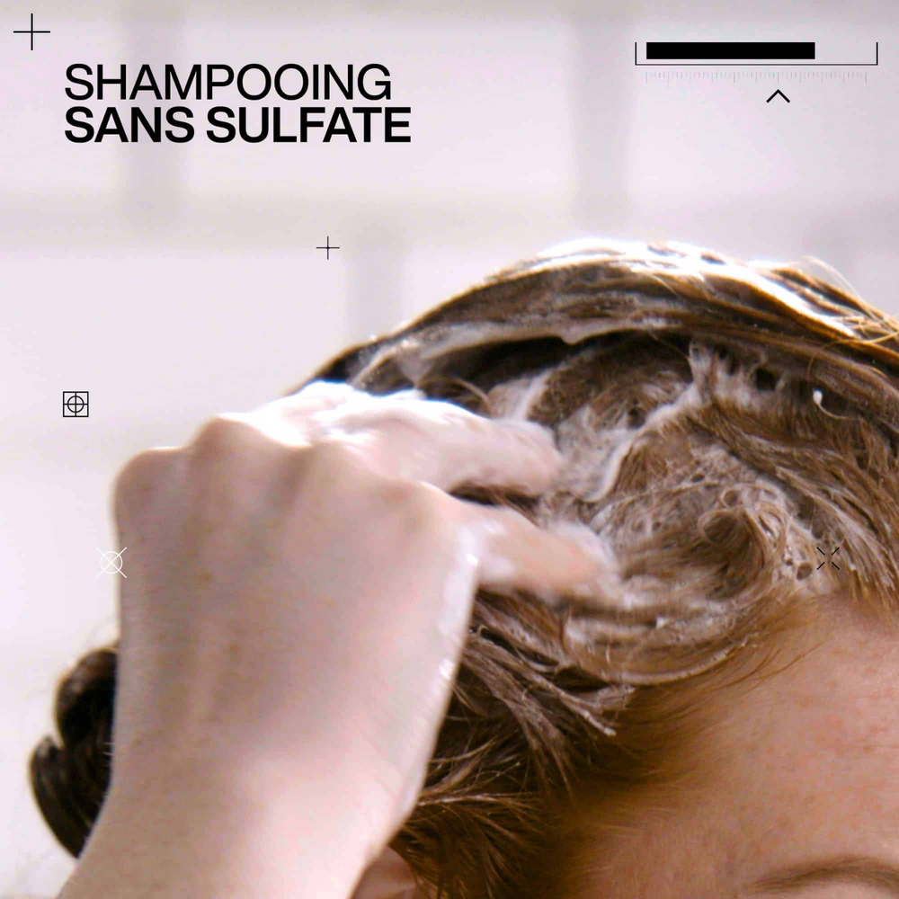 Flacon du shampoing Redken Acidic Color Gloss sans sulfate sur fond neutre