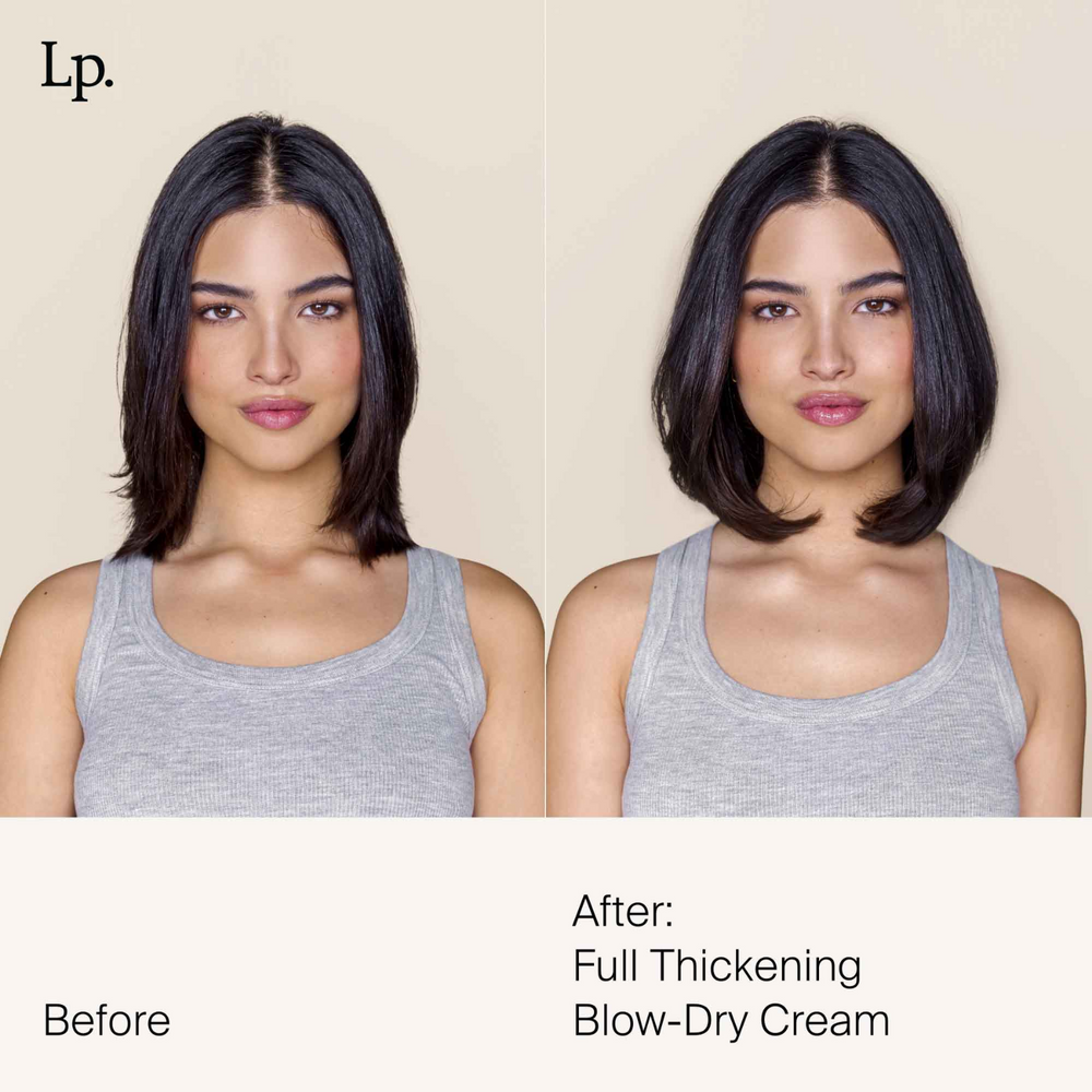 Flacon de crème coiffante Living Proof posé sur une surface claire avec des cheveux brillants et volumineux en arrière-plan

