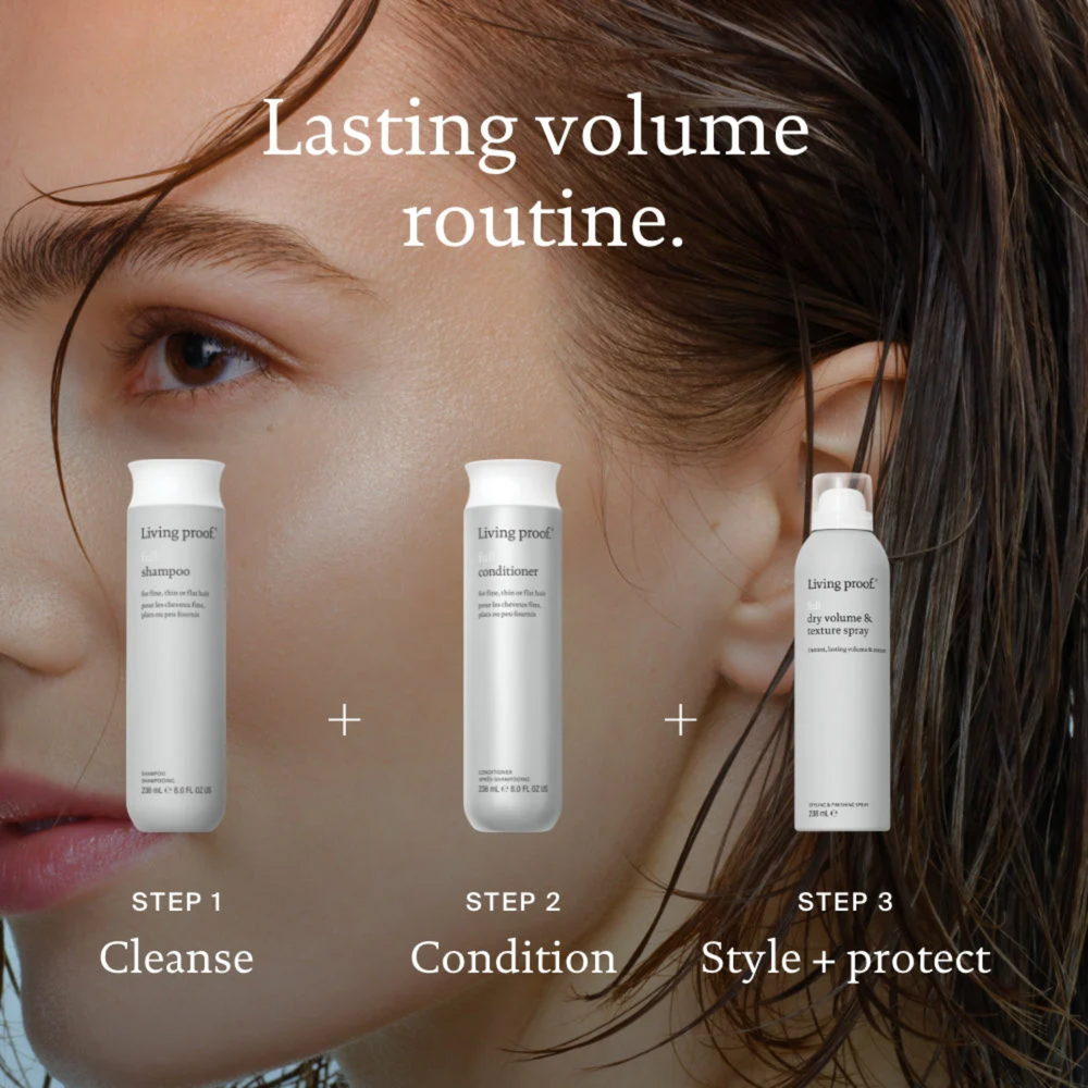 Flacon du shampoing Full Living Proof, blanc et vert, posé sur fond neutre, évoquant volume, légèreté et soin capillaire professionnel.

