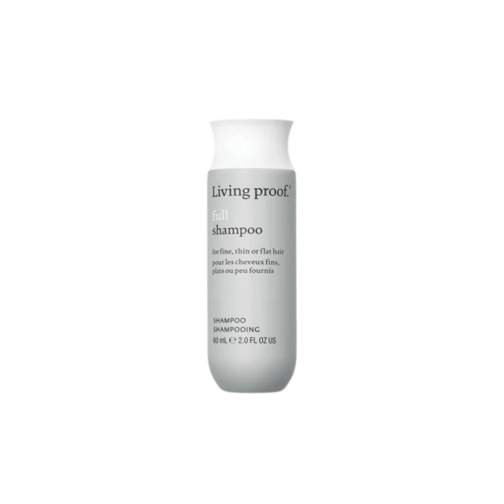 Flacon du shampoing Full Living Proof, blanc et vert, posé sur fond neutre, évoquant volume, légèreté et soin capillaire professionnel.


