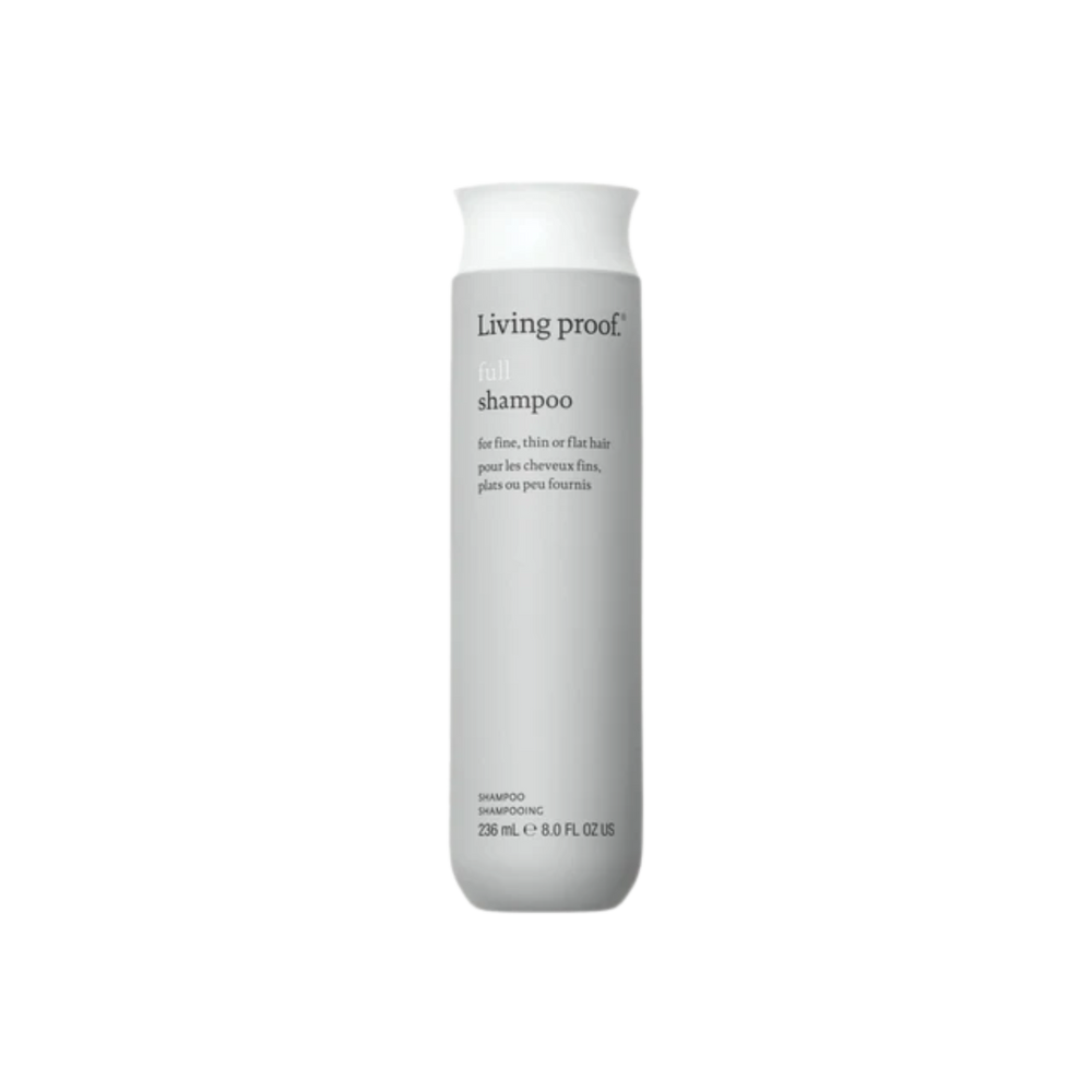 Flacon du shampoing Full Living Proof, blanc et vert, posé sur fond neutre, évoquant volume, légèreté et soin capillaire professionnel.

