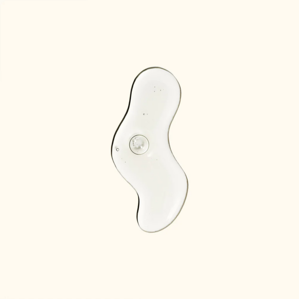 Flacon Amika The Kure Multi‑Task Treatment 200 ml posé sur fond blanc

