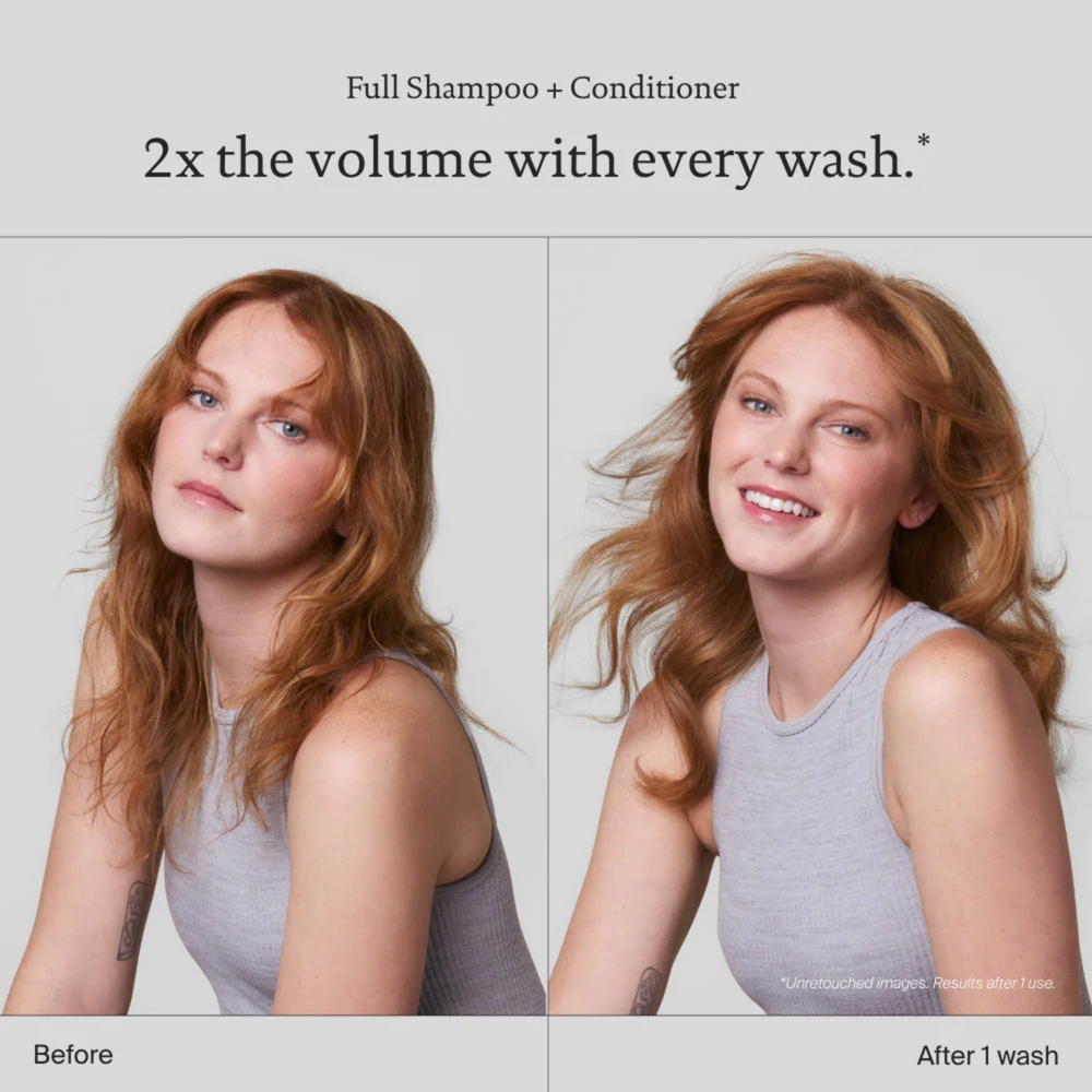 Flacon de Living Proof Full Conditioner posé sur fond neutre, avec des cheveux volumineux et brillants en arrière-plan

