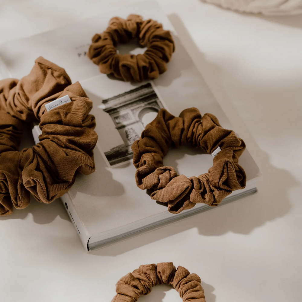 « Chouchou Americano Jersey beige sur fond neutre — accessoire cheveux doux et artisanal »