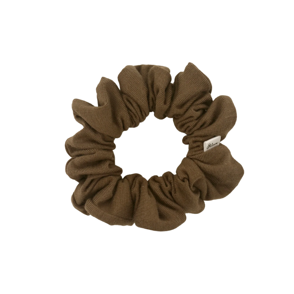 « Chouchou Americano Jersey beige sur fond neutre — accessoire cheveux doux et artisanal »