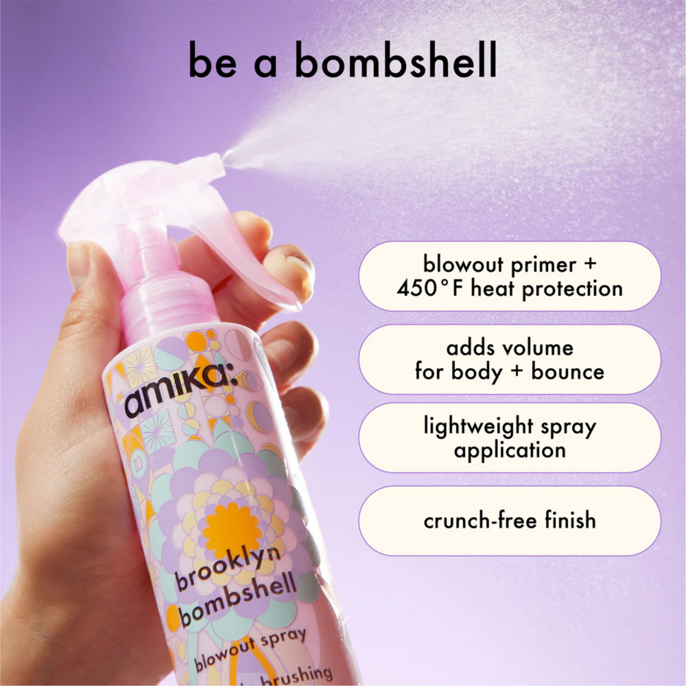 Spray Amika Brooklyn Bombshell Blowout 60 ml posé sur fond blanc
