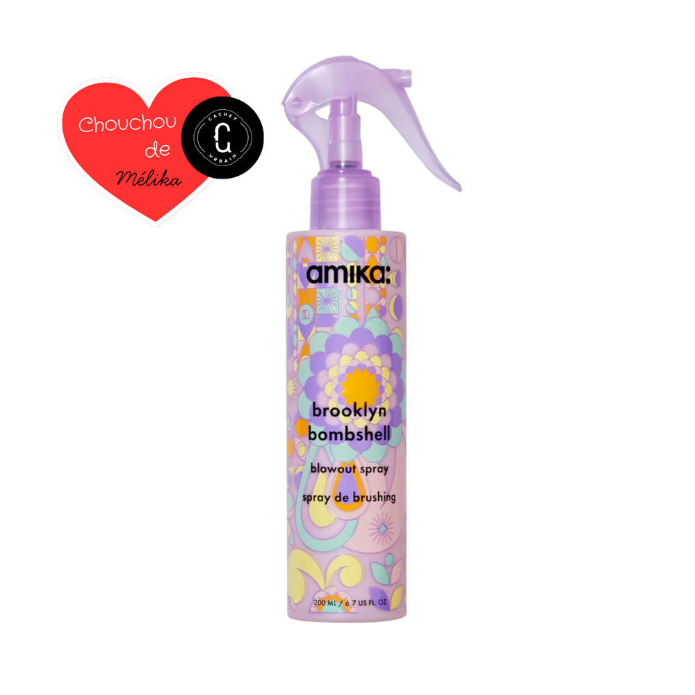 Spray Amika Brooklyn Bombshell Blowout 60 ml posé sur fond blanc