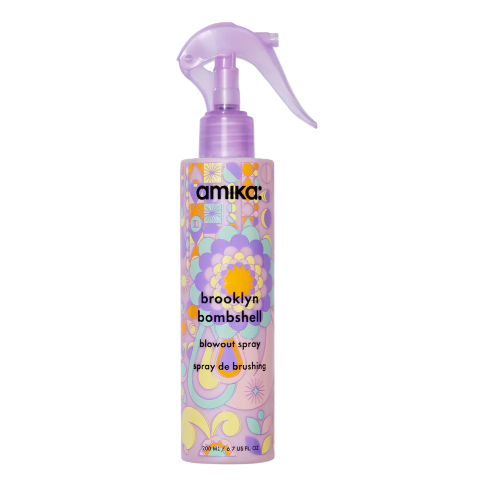 Spray Amika Brooklyn Bombshell Blowout 60 ml posé sur fond blanc

