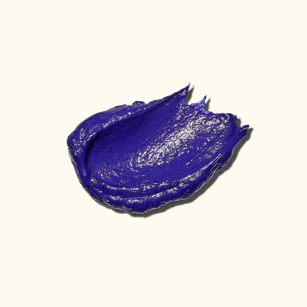 Pot du masque Amika Bust Your Brass posé sur fond blanc

