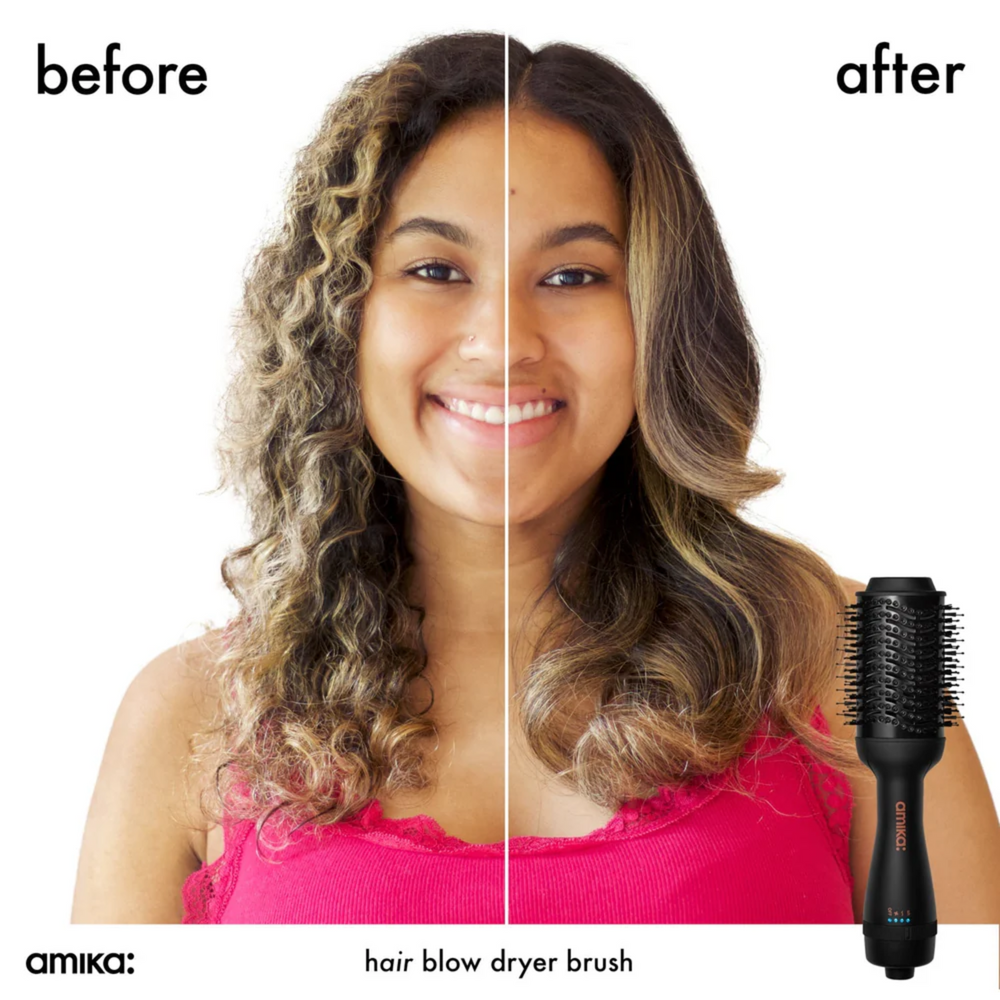 Brosse soufflante Amika HĒMĀIREM Blow Dryer Brush 2.0 posée sur fond blanc

