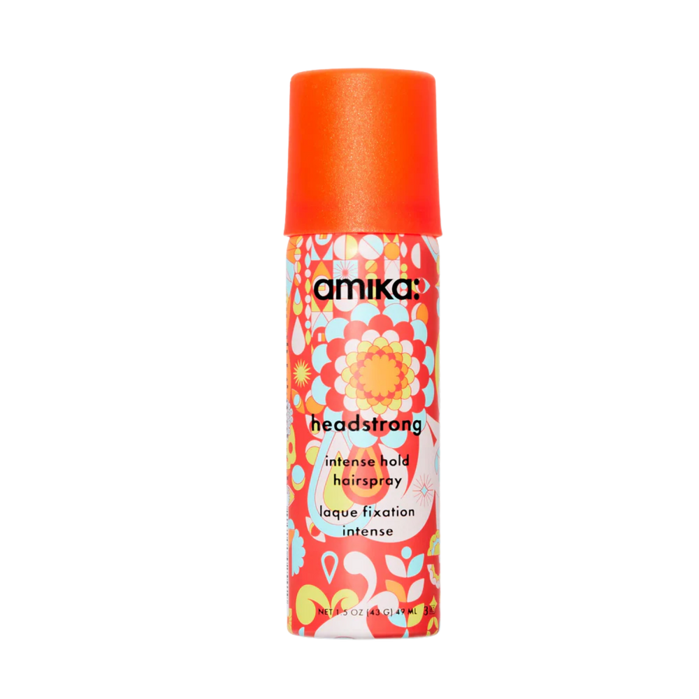 Spray Amika Headstrong Intense Hold 49 ml posé sur fond blanc

