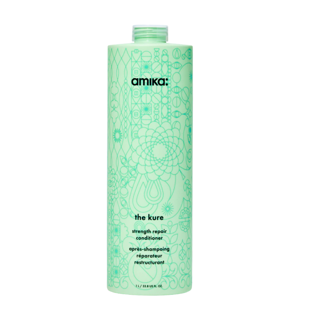Conditionneur Amika The Kure Strength Repair 1 L posé sur fond blanc

