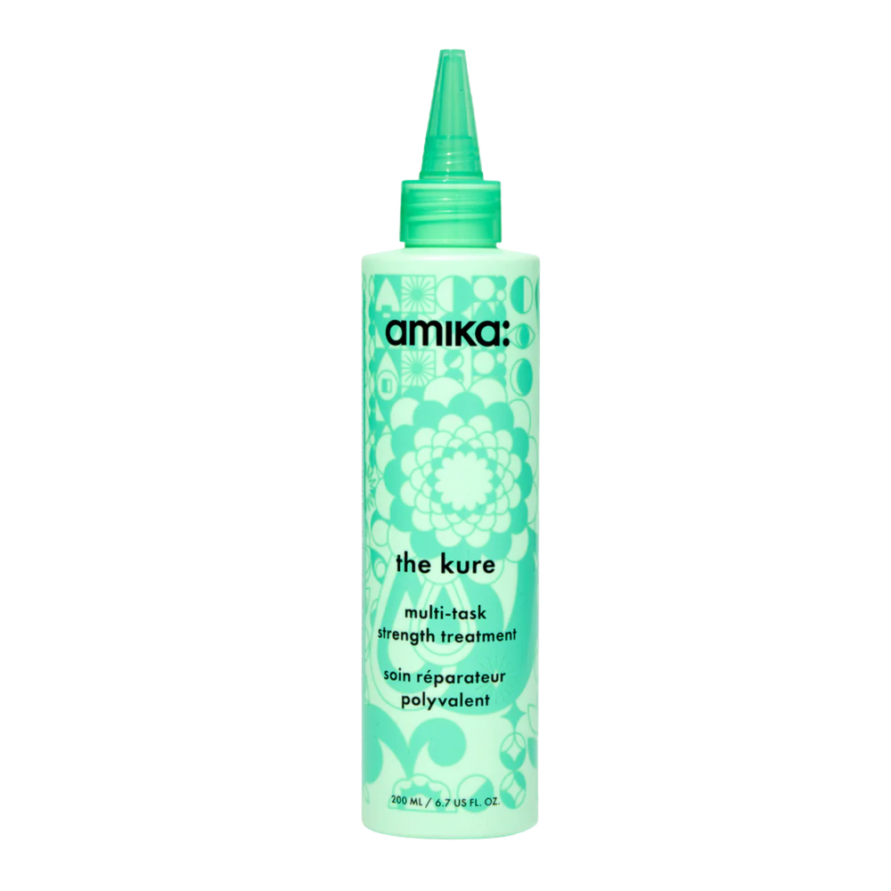 Flacon Amika The Kure Multi‑Task Treatment 200 ml posé sur fond blanc

