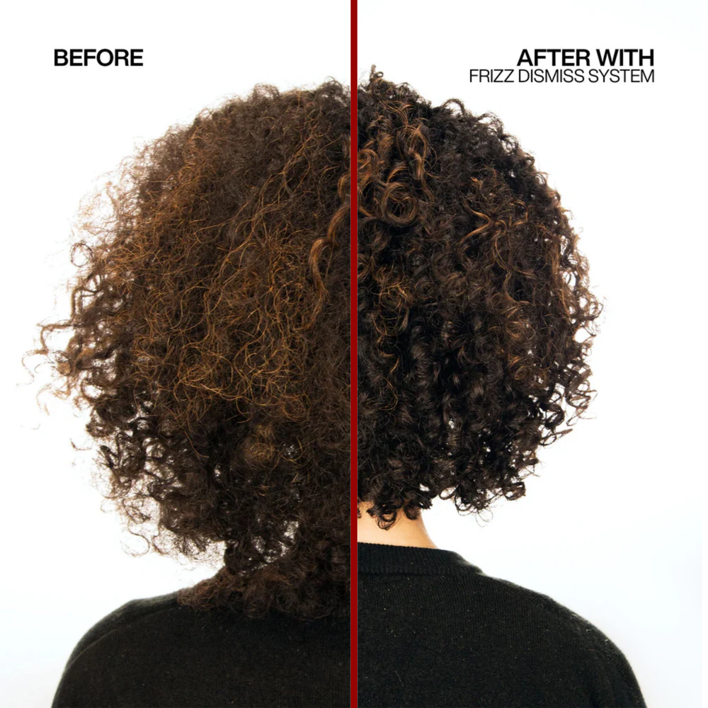 Flacon de l’après-shampoing Redken Frizz Dismiss sur fond neutre.