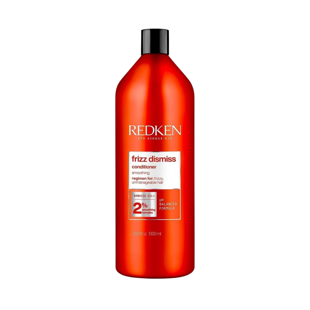 Flacon de l’après-shampoing Redken Frizz Dismiss sur fond neutre.