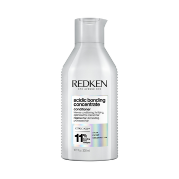 Tube ou flacon de l’après-shampoing Redken Acidic Bonding Concentrate sur fond blanc.