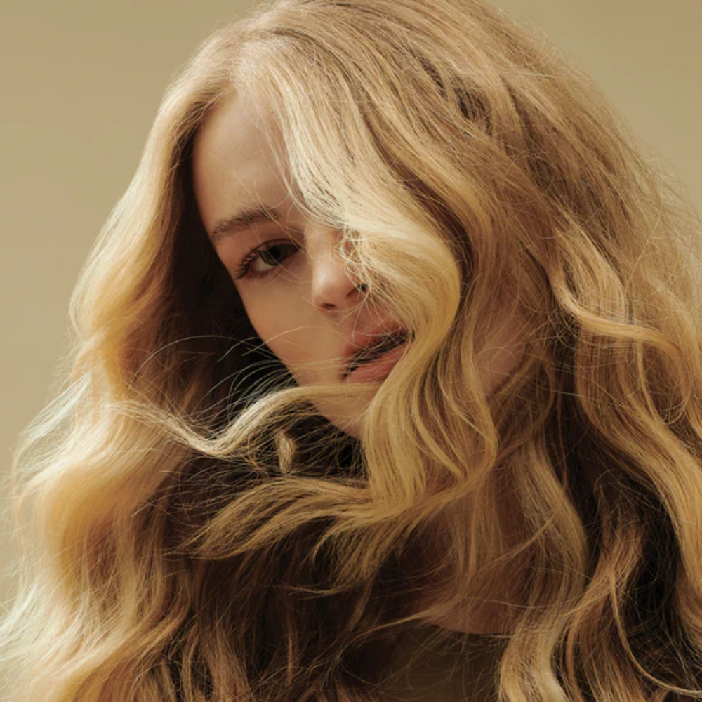 Flacon de 237 ml de l’après-shampoing volumisant AG Care Thikk Rinse posé sur fond blanc