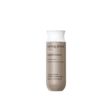 Flacon beige clair de l’après‑shampoing No Frizz Conditioner, design épuré, posé sur fond neutre évoquant douceur, contrôle des frisottis et soin capillaire professionnel.

