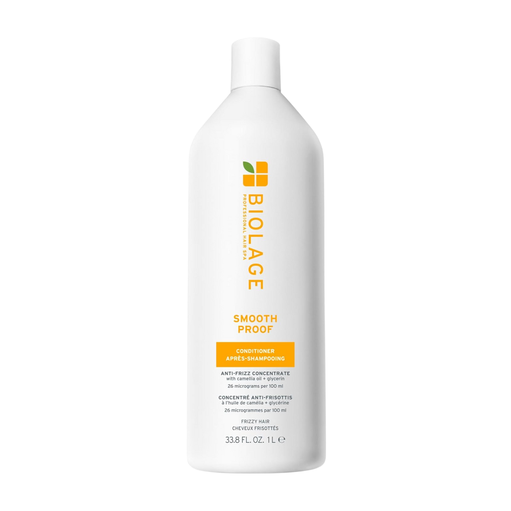 « Tube de Biolage SmoothProof Conditioner – emballage recyclable, formulation vegan, sans silicone, image de cheveux lisses »