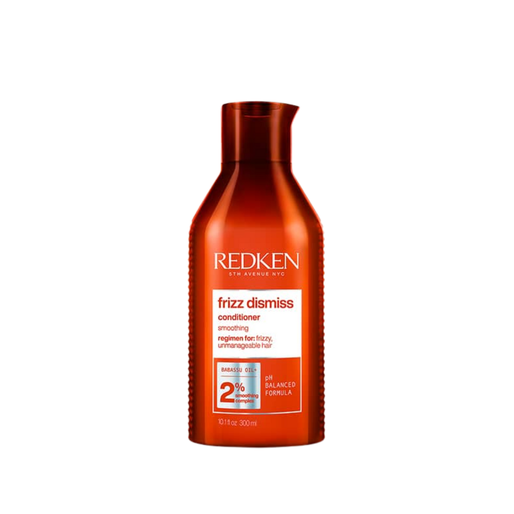 Flacon de l’après‑shampooing Redken Frizz Dismiss, formule sans sulfates, enrichie en huile de babassu, idéal anti‑frisottis.