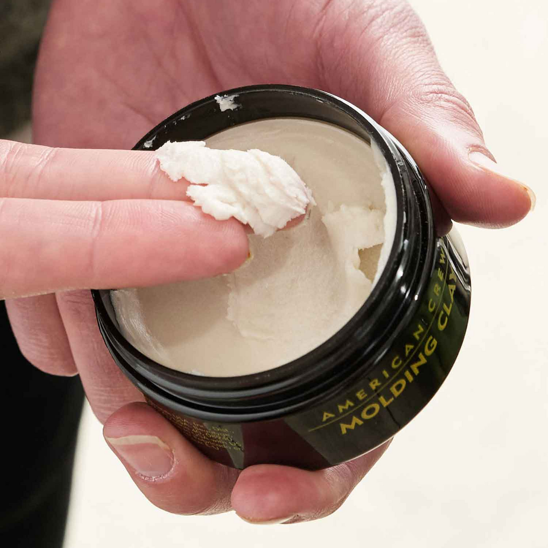Pot d’American Crew Molding Clay argile coiffante homme fixation forte et brillance moyenne