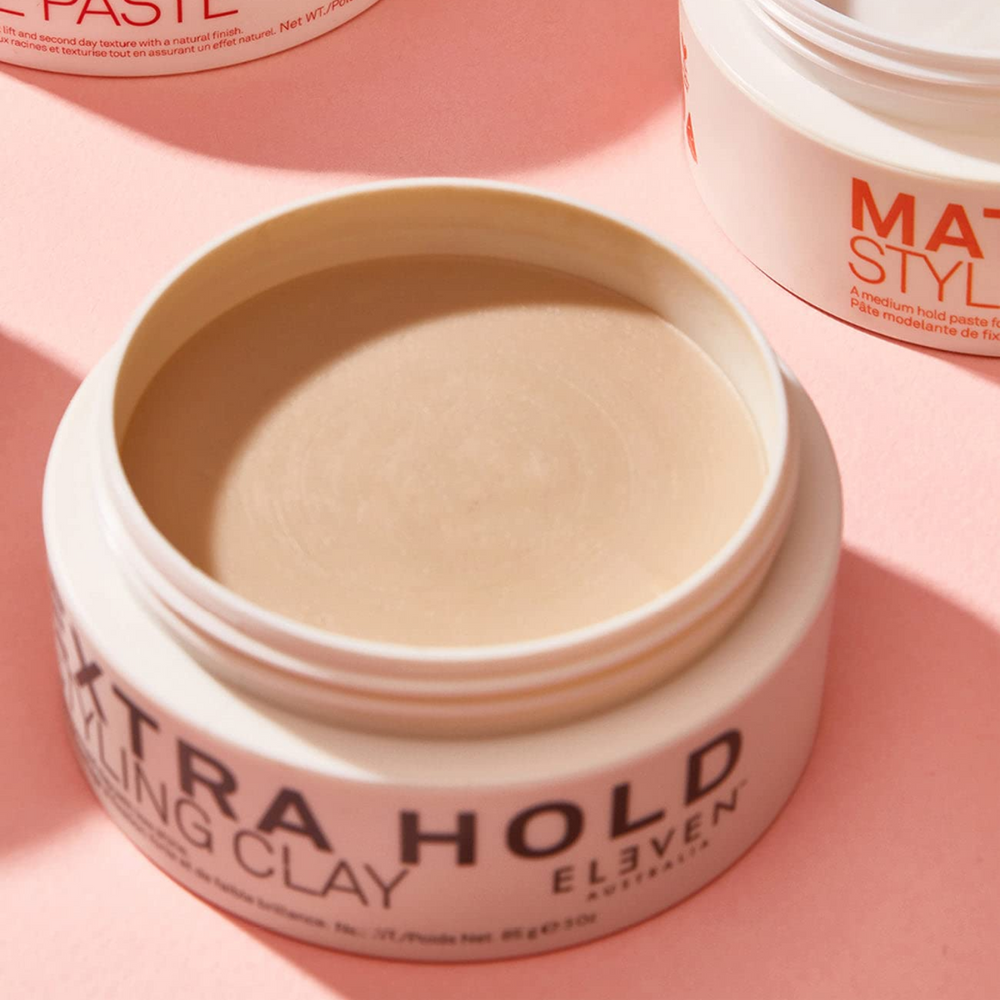 Pot d’argile coiffante ELEVEN Australia EXTRA – tenue extra forte, finition mate, spécialement conçue pour styles texturés ou structurés