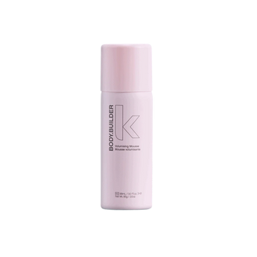 Flacon 88 ml de la mousse volumisante BODY.BUILDER Kevin Murphy posé sur fond neutre