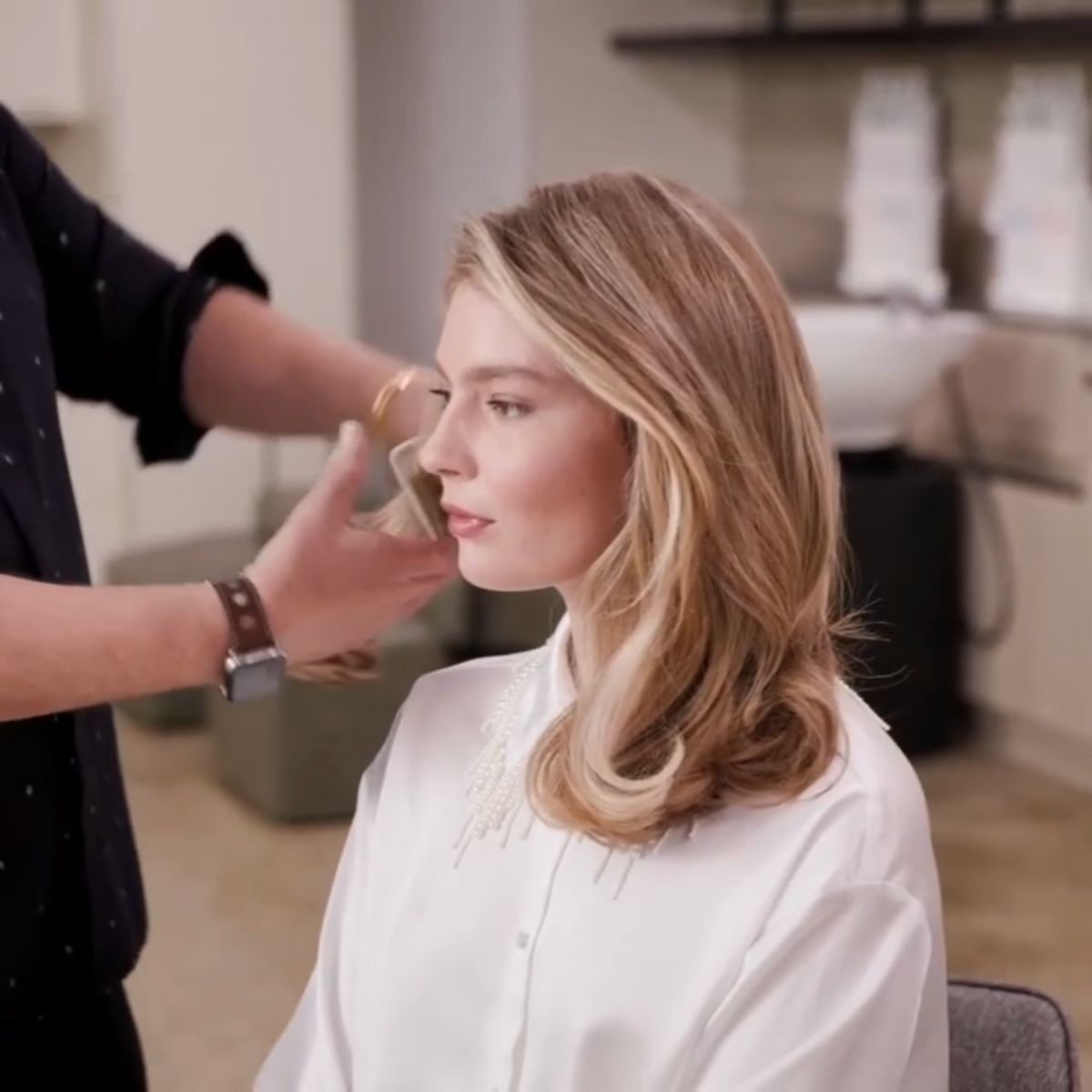 Flacon 88 ml de la mousse volumisante BODY.BUILDER Kevin Murphy posé sur fond neutre