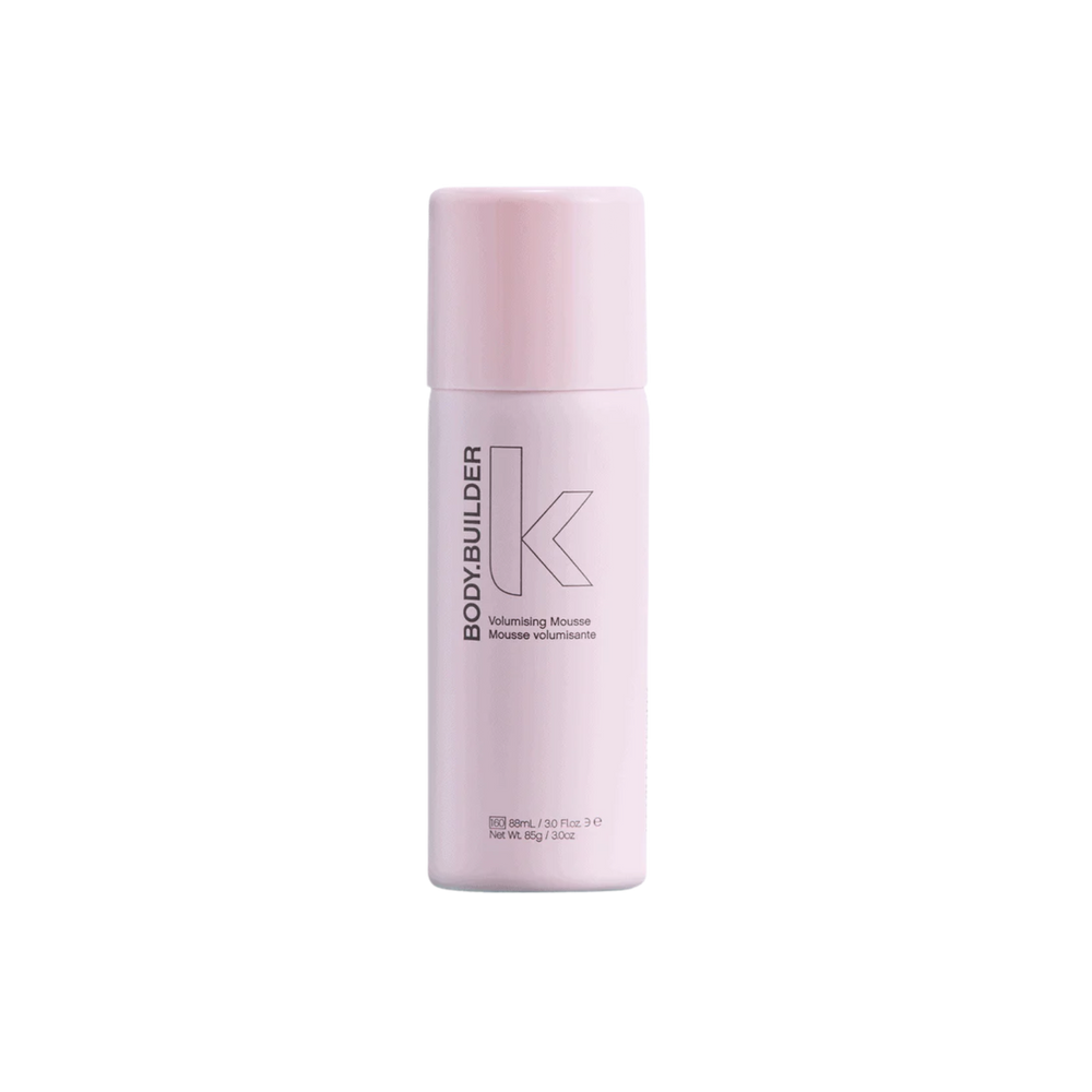 Flacon 88 ml de la mousse volumisante BODY.BUILDER Kevin Murphy posé sur fond neutre